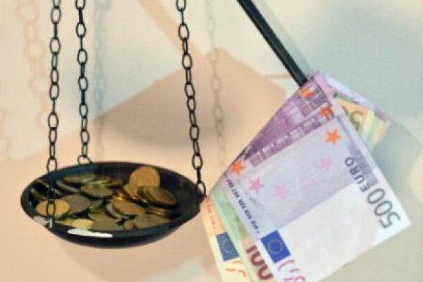 Moneda naţională s-a depreciat, vineri, în raport cu principalele valute